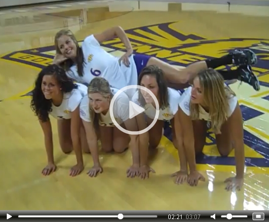 *Video:a university volleyball team poses for their team photo