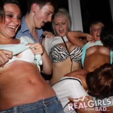 Girls are showing their tits