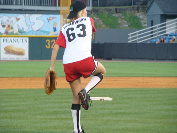 Carrie Underwood Showing Off Her Sporty Body