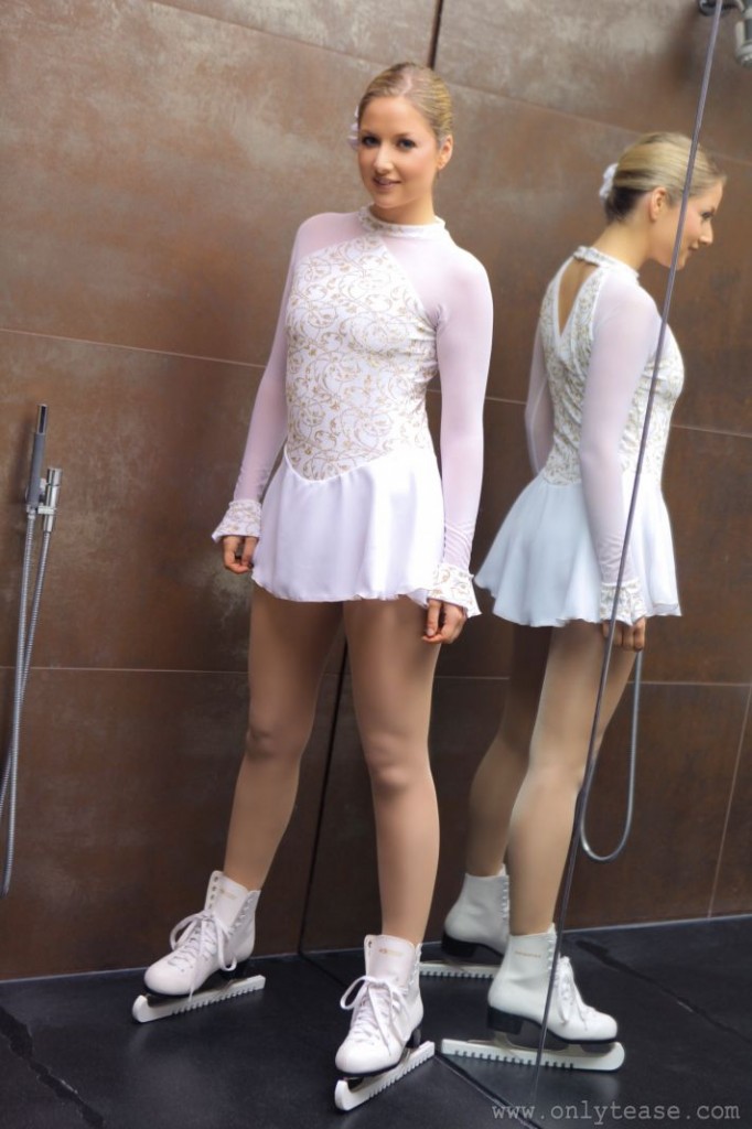 ice_skater_1 Hot Ice Skater Agrees to Some Fun
