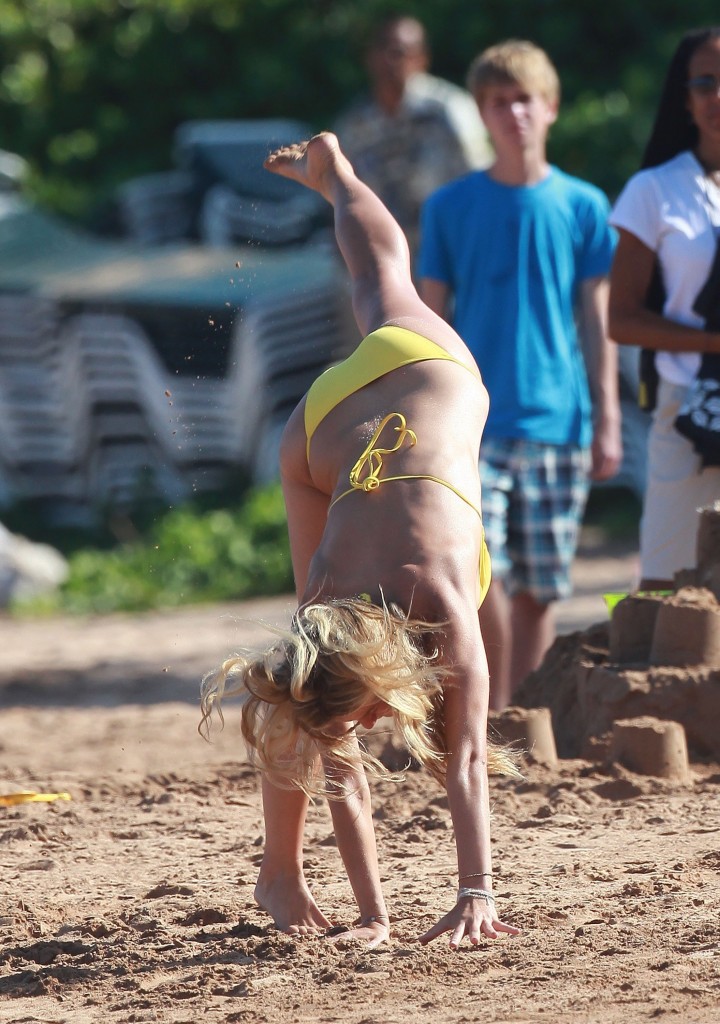 brooklyn_decker_bikini_10 Bikini Aerobics - Sexy Brooklyn Decker