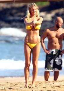 brooklyn_decker_bikini_4 Brooklyn Decker - Candid and Non Nude