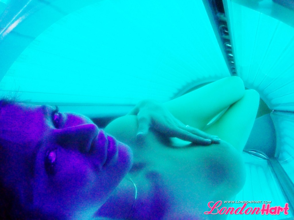 WOW: Nude in a Tanning Machine - London Hart
