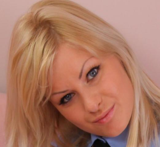 blonde_bridget_15 Though she has a lovely face, I would zoom in somewhere else before she changes position