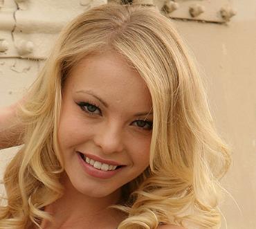 chloe_miniskirt_21 What a Babe - Lovely Smile