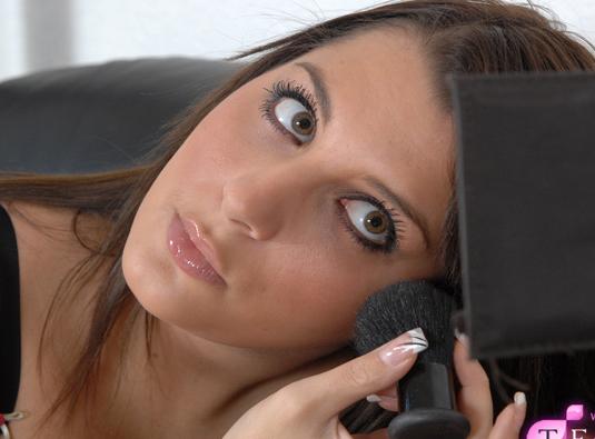 non_nude_makeup_5 Classy Ladies Doing Their Makeup