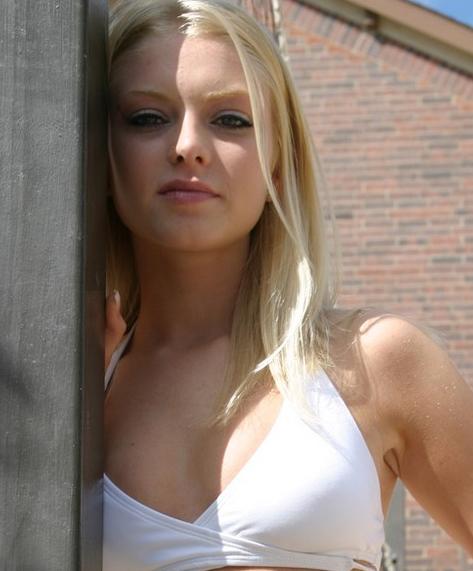 skye_bikini_5 Blonde Cutie