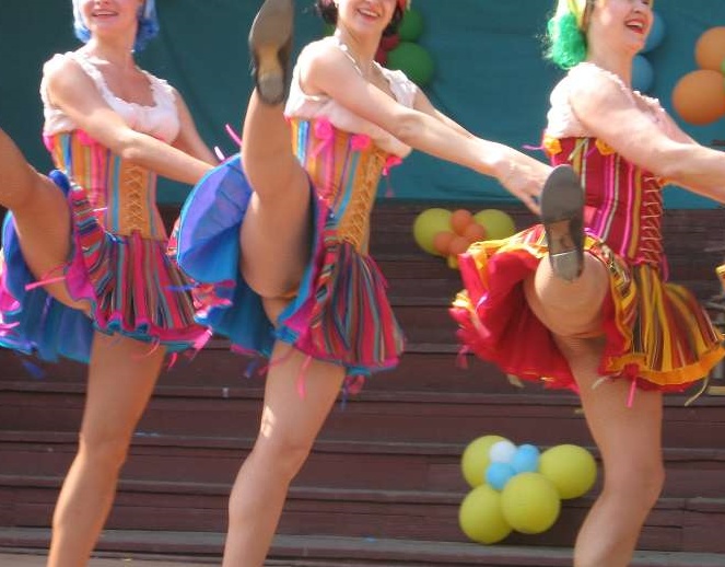 candid_women_26 Revealing Kicking Upskirts