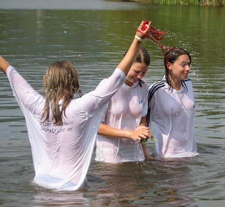 wet-tshirt-fun-7 Wet T-Shirt Fun Outdoors