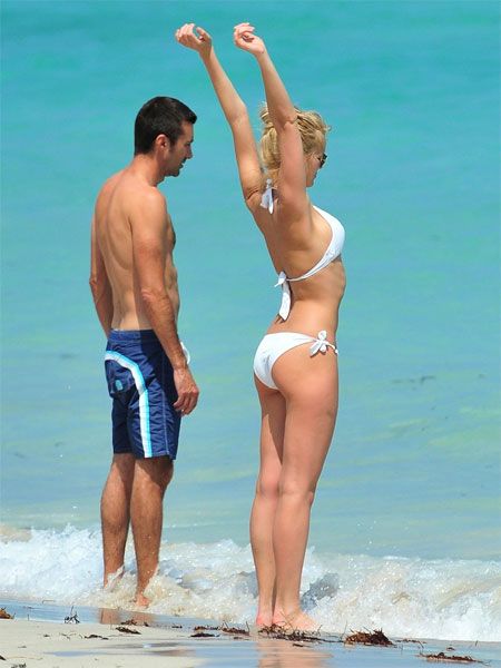 Lindsay Showing Off her Ass as she Stretches