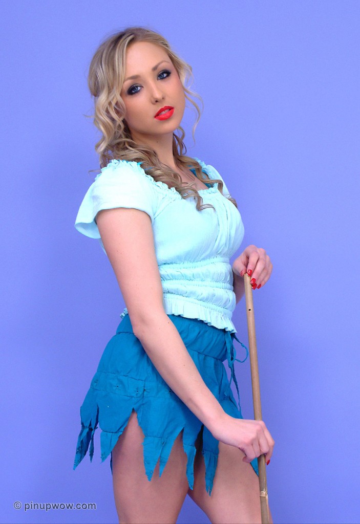 Cosplay as Danni King Brushes Up on Pinup WOW