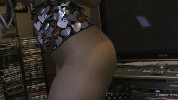 Kari Sweets poses bottomless