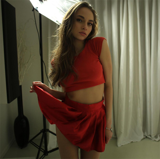 AnsyQ lifts her skirt on StasyQ