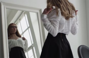 MeosyQ is looking in the mirror at how gorgeous she is