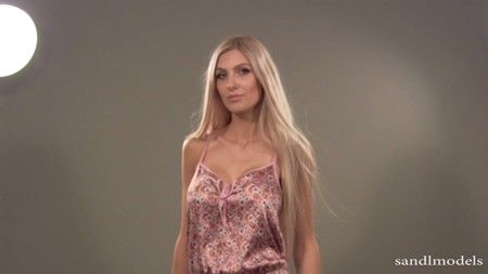 Viktoria poses for Sandlmodels