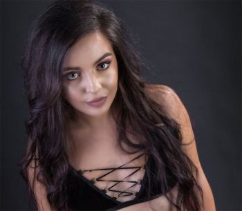 Cataleya is a cute cam girl