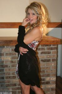 Sexy blonde Meets Madden looking over her shoulder