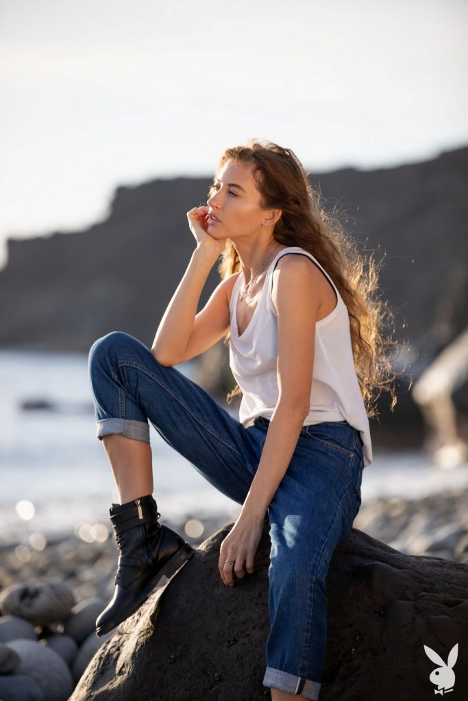 Taya Vais in jeans