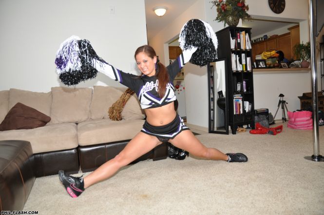 Cheerleader does the splits